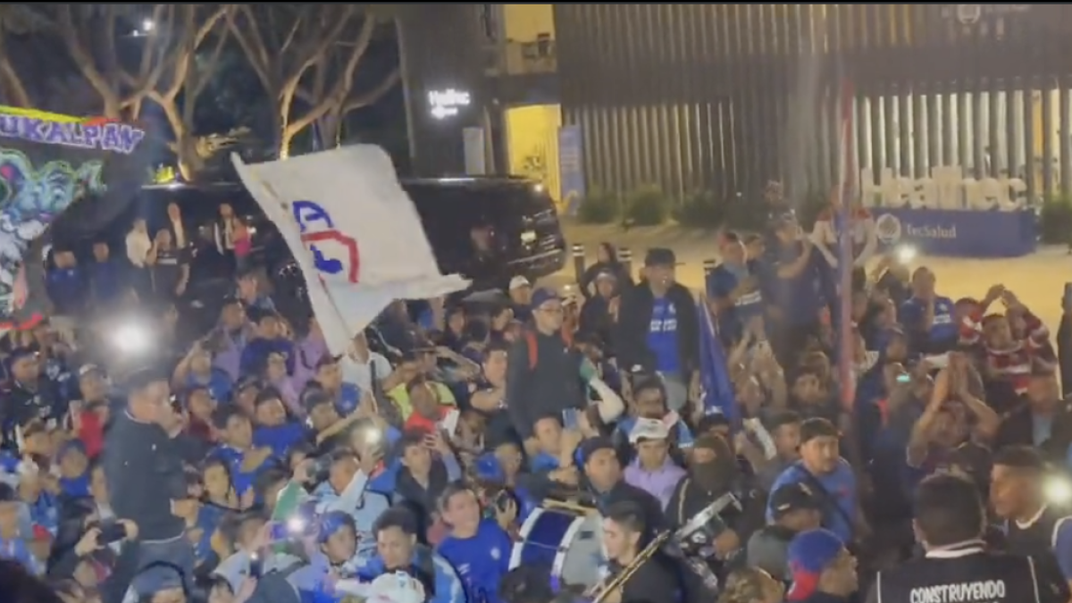 VIDEO: Cruz Azul recibe impresionante serenata de su afición previo al clásico joven contra América