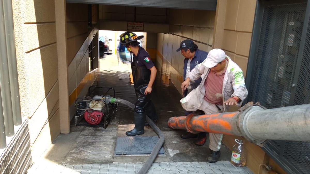 FOTOS. Mega fuga de agua inunda estacionamiento en la colonia General Anaya