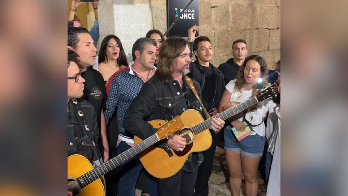 Juanes sorprende a su público con presentación a la afueras de un hotel