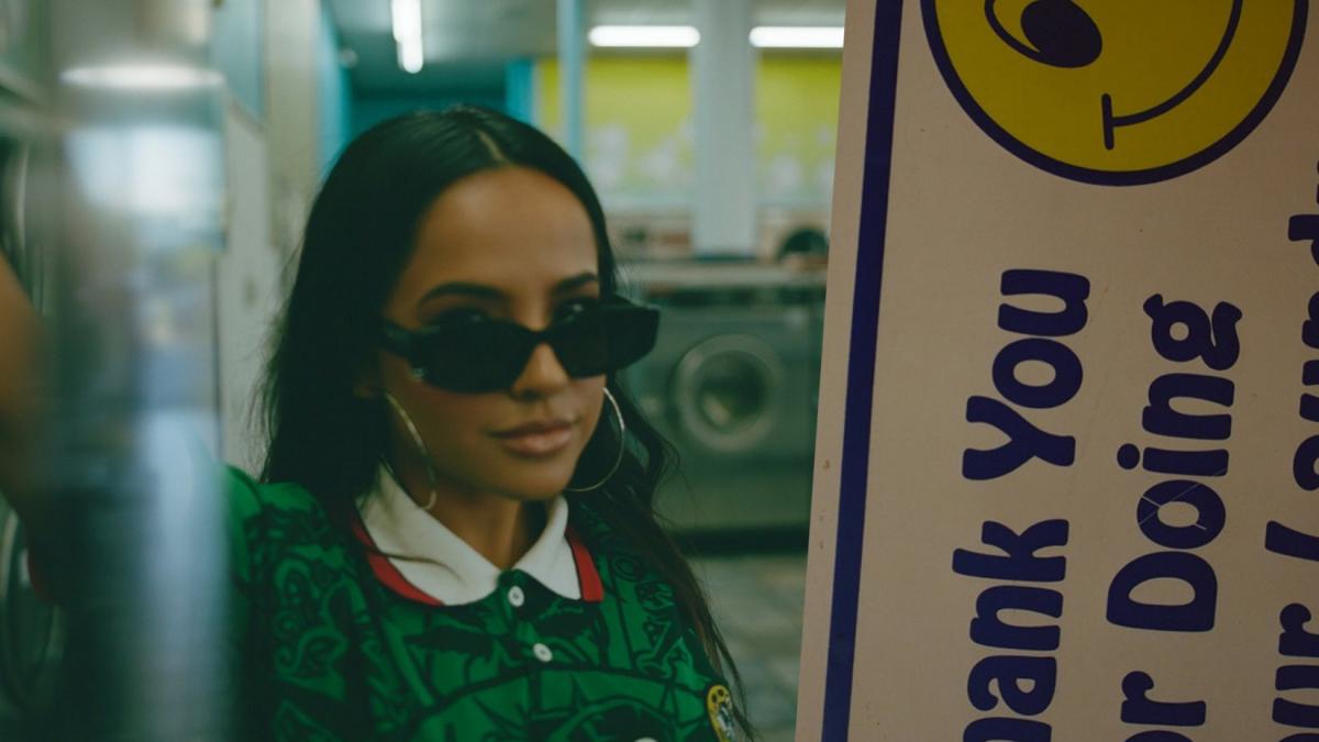 Selección Mexicana: Becky G luce hermosa con la camiseta Tricolor, pero enciende la polémica con el rostro de Jesús