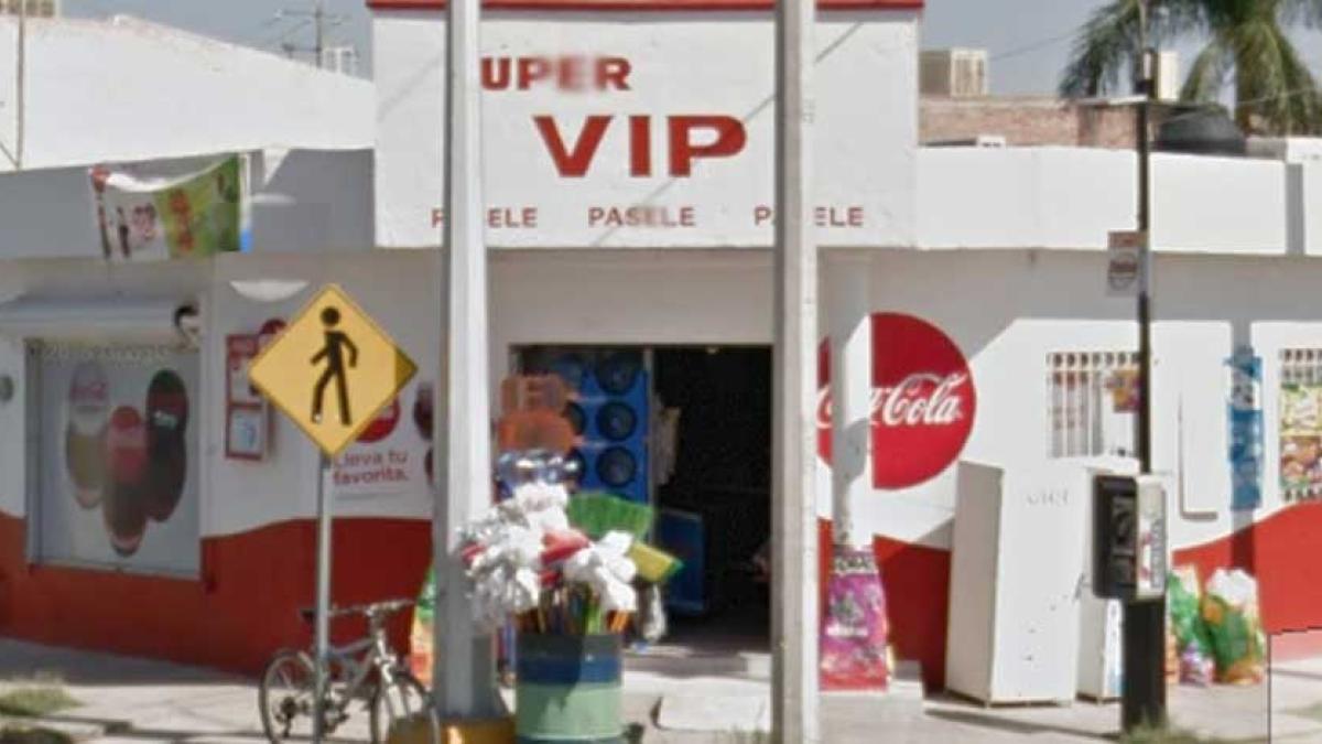 Tendero compite con éxito enfrente de un Oxxo; su secreto es el trabajo duro