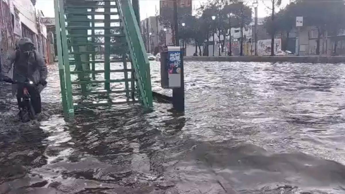 Tras lluvia en CDMX, hay un gran encharcamiento en Calzada Ermita Iztapalapa