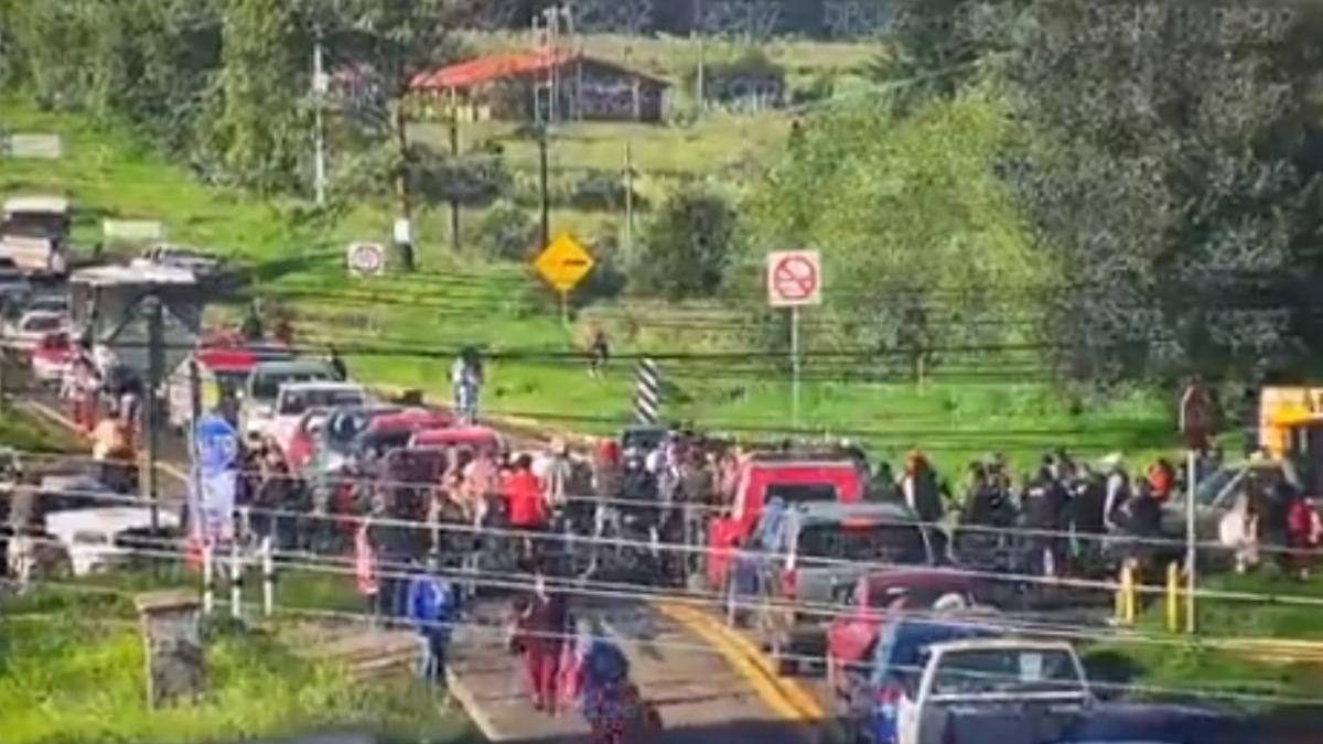 VIDEO. Manifestantes cierran la México-Cuernavaca por cobros excesivos y cortes de luz