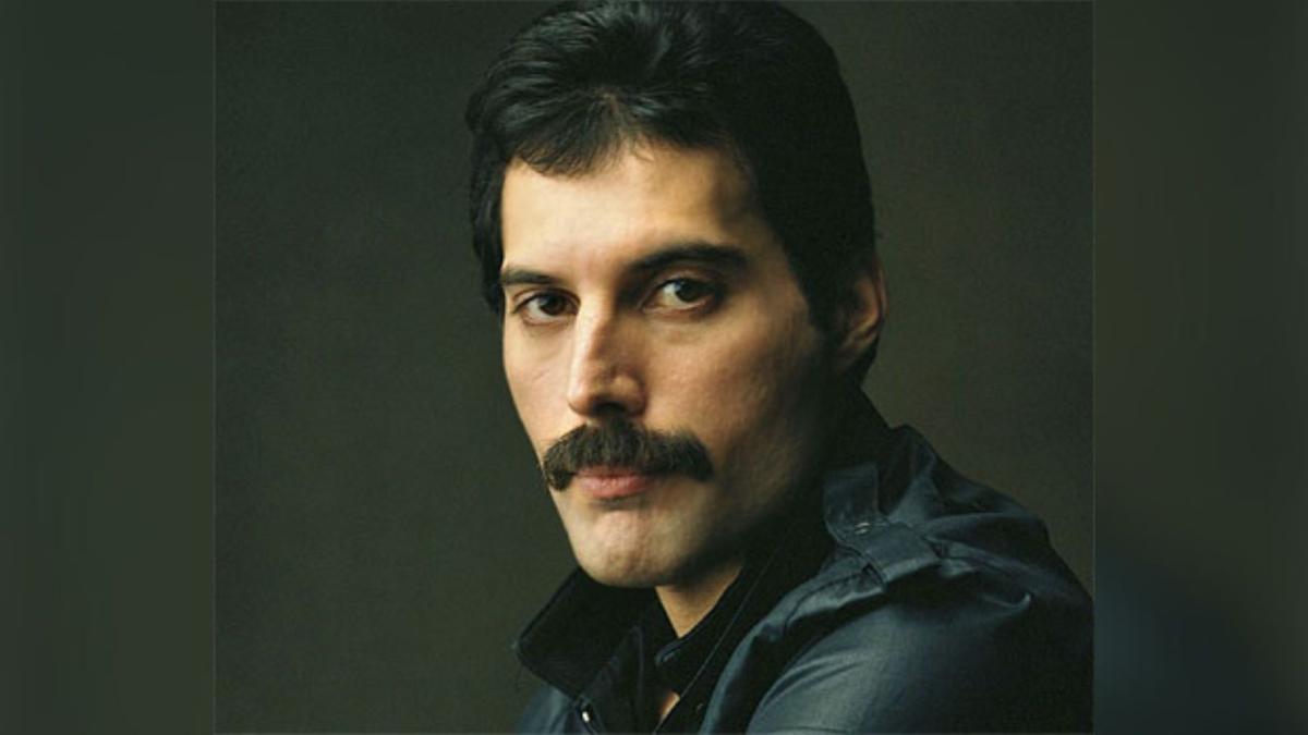 Malbaratan piano de Freddie Mercury durante subasta en Londres