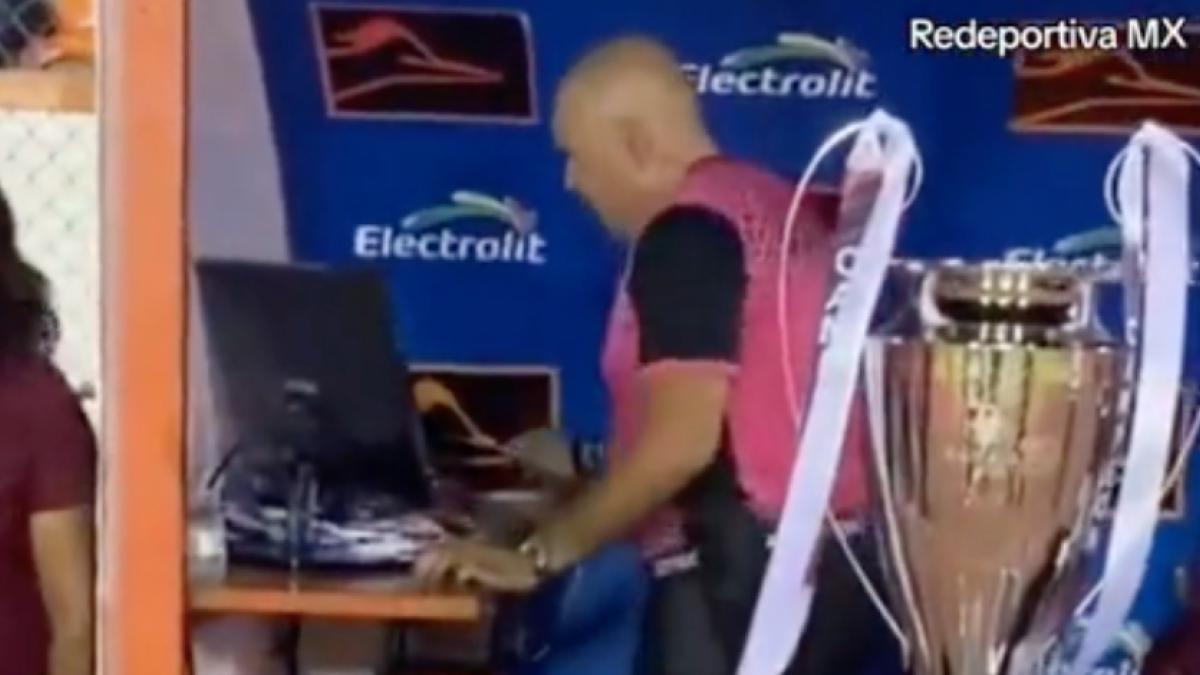 VIDEO: Árbitro mexicano utiliza el VAR para pedir una cubita en pleno partido, pues se siente cansado