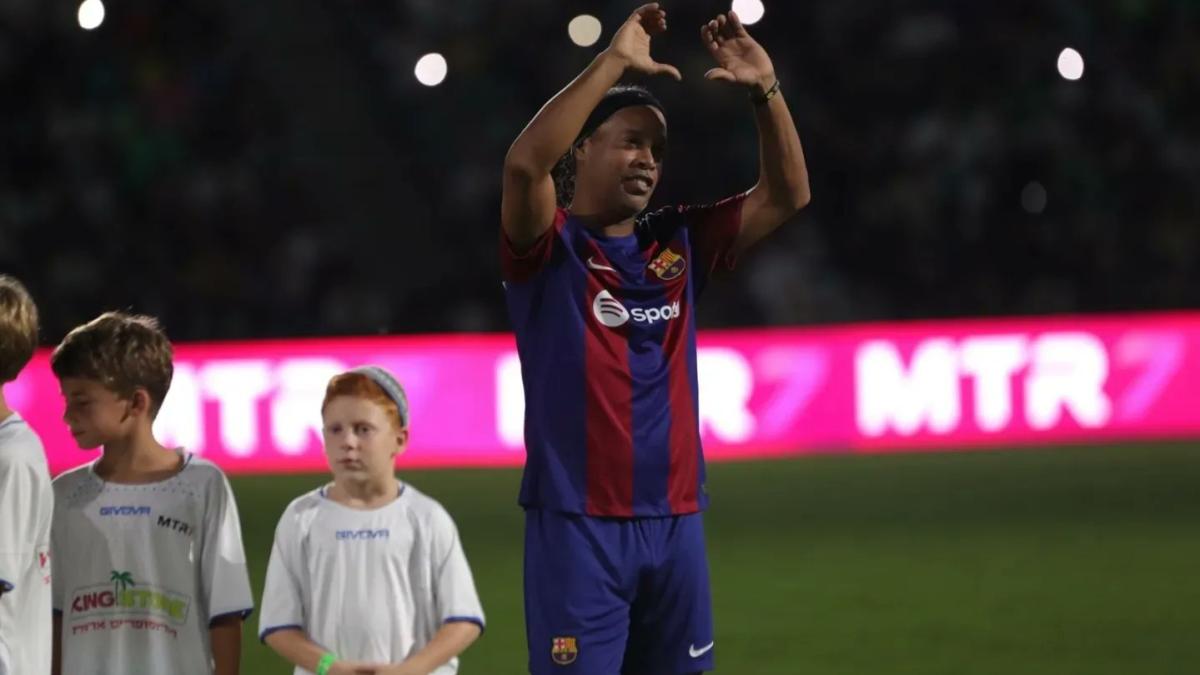 VIDEO: Ronaldinho le rompe la cintura a fan que invade la cancha en juego de leyendas del Barcelona