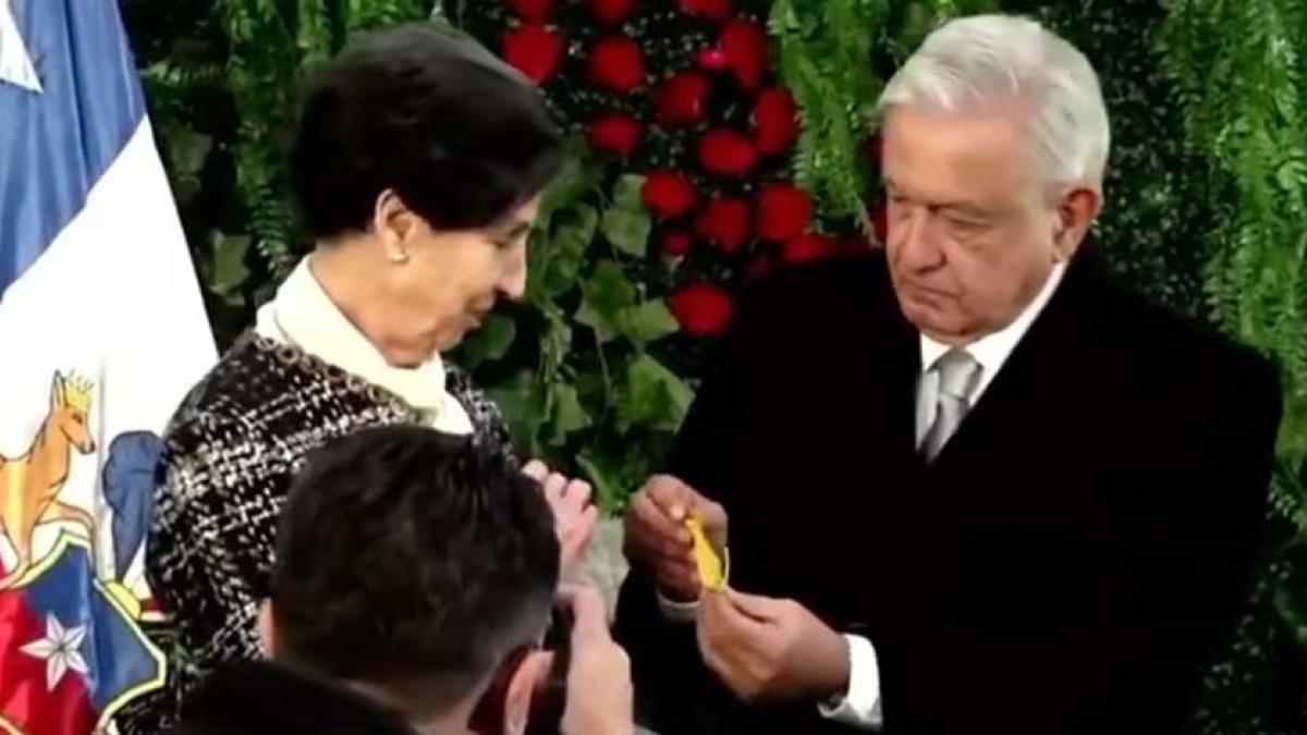 AMLO otorga Orden del Águila Azteca a Isabel Allende Bussi, hija de Salvador Allende │ VIDEO