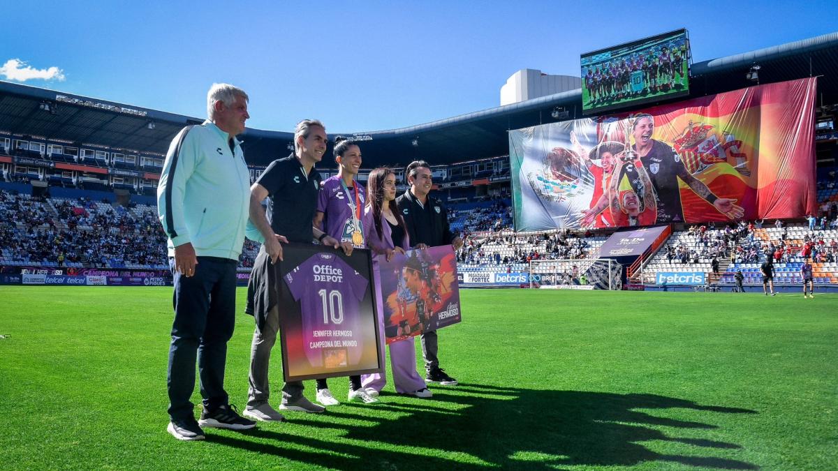 Jenni Hermoso es recibida como estrella, tras regresar a la Liga MX Femenil con el título del Mundo