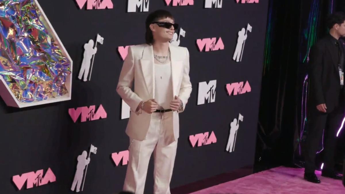 Peso Pluma llega a los MTV VMAs 2023 y se dice orgulloso de representar a México