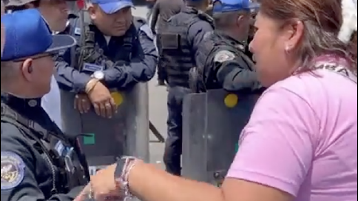 América vs Chivas: ¡Caos! Policías dejan entrar a personas sin hacer fila en el Estadio Azteca para comprar boletos