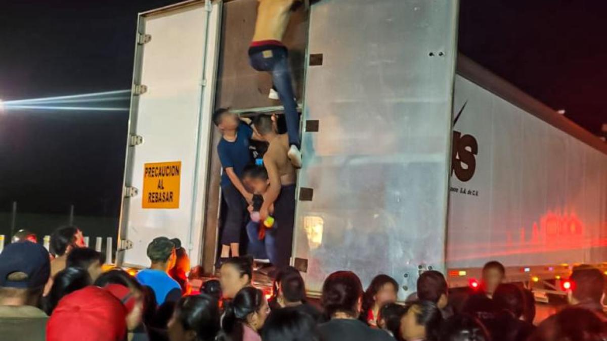 Rescatan a 350 migrantes hacinados en un tráiler