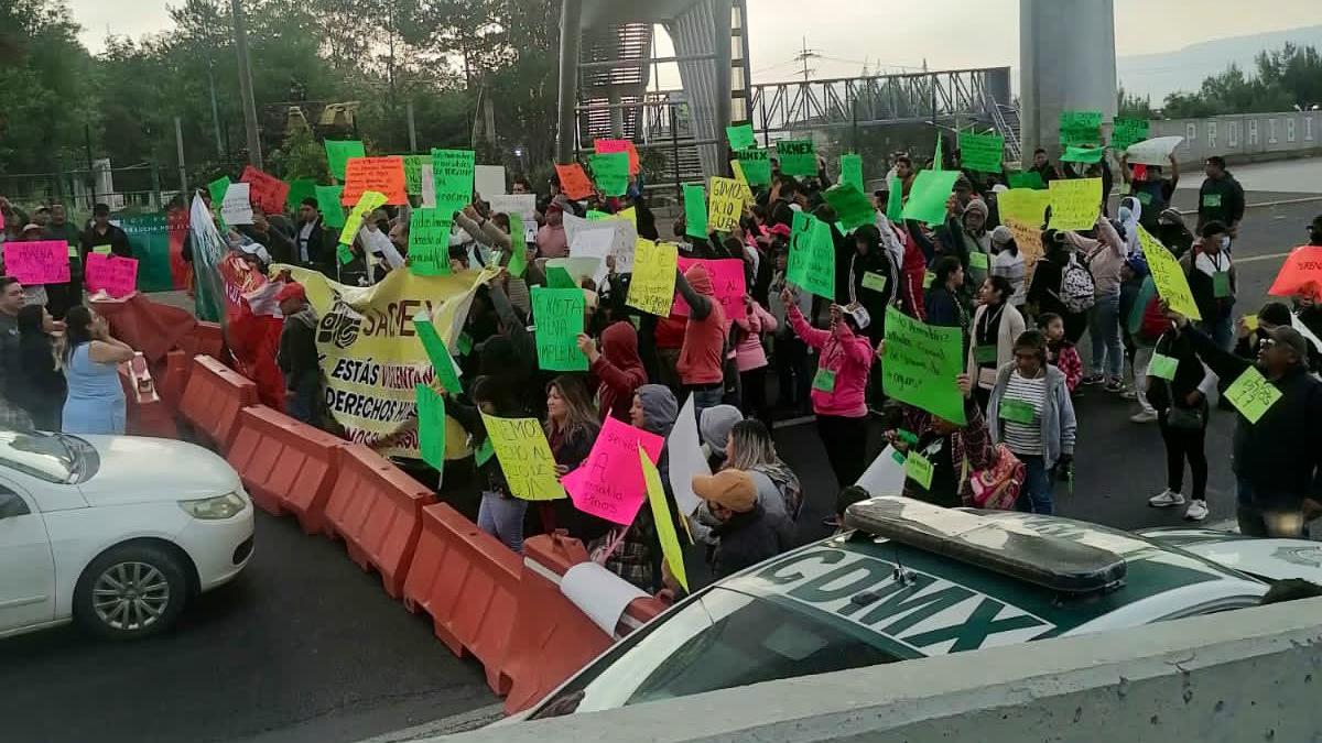 Al inicio de festejos patrios y puente, vecinos bloquean la México-Cuernavaca