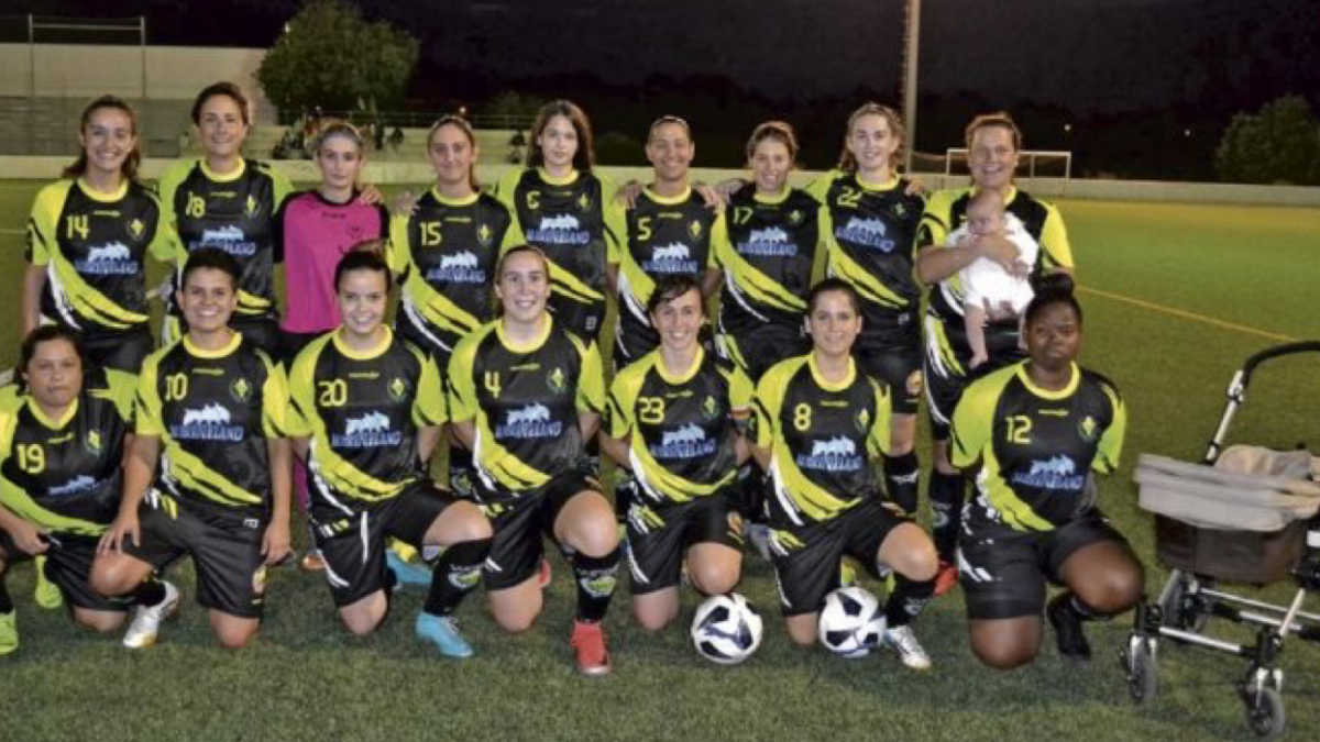 Futbolista sorprende al amamantar a su bebé en medio del entrenamiento