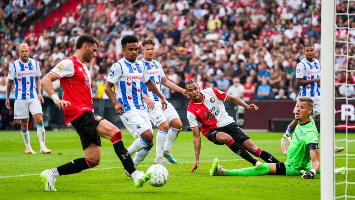 Santiago Giménez marca un golazo y da una asistencia de fantasía en la victoria del Feyenoord ante el Heerenveen (VIDEO)