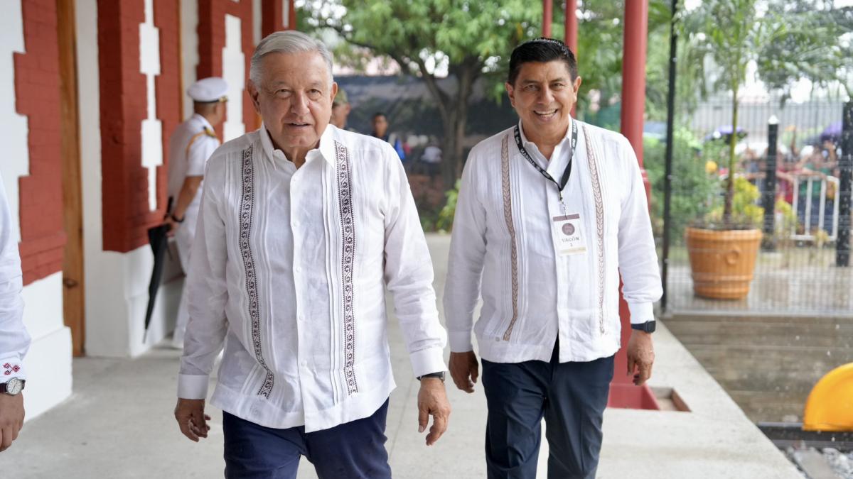 AMLO realiza primer recorrido de prueba del Tren Interoceánico junto a gobernadores de Oaxaca y Veracruz