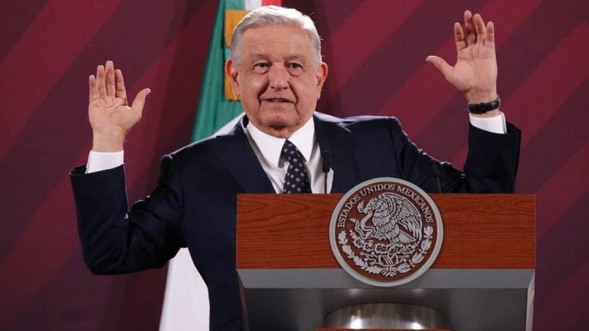 AMLO critica al INE por 'bajarle' fotografía con Sheinbaum en la entrega de bastón de mando