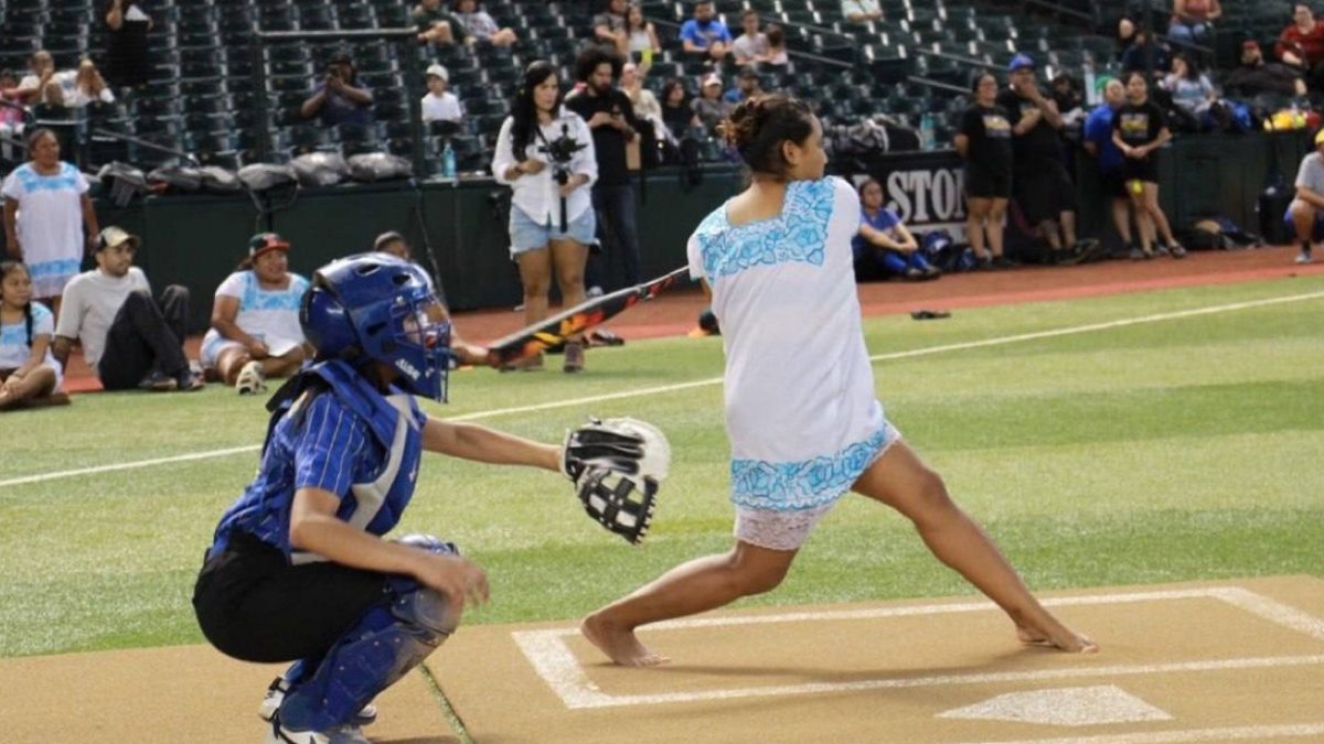 Descalzas y con su típico huipil mexicanas ganan partido histórico de softbol en Estados Unidos