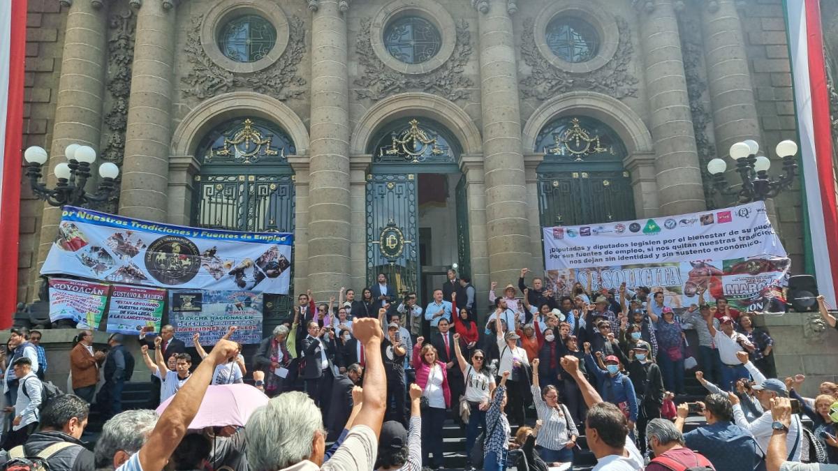 Frustran sesión solemne por aniversario de sismos