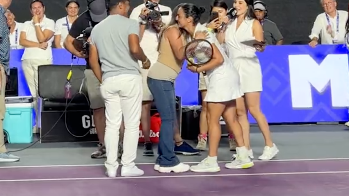 WTA Guadalajara Open AKRON 2023: Ons Jabeur es testigo de una pedida de mano (Video)