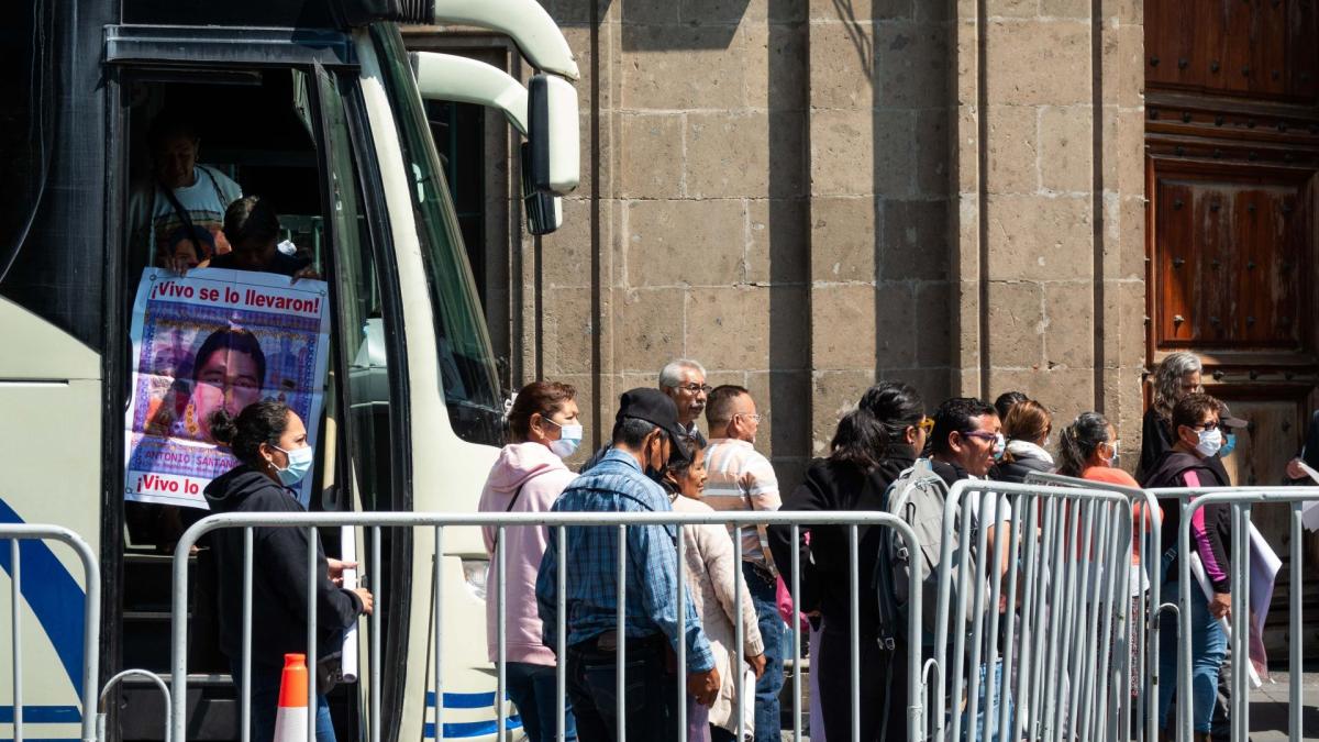 Padres, inconformes tras reunión con AMLO