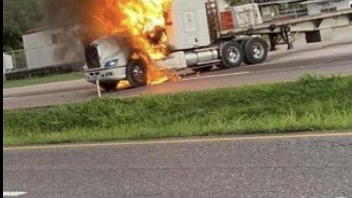 ‘Viernes negro’ en Tabasco: autos incendiados bloquean carreteras; autoridades suspenden clases