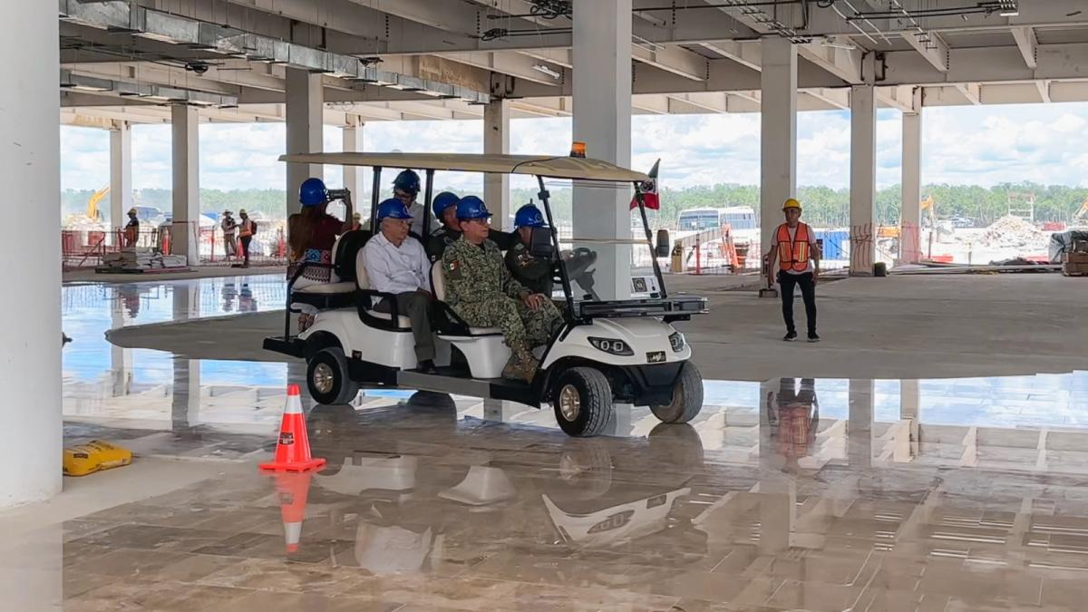 AMLO supervisa trabajo en acabados de Aeropuerto de Tulum; se inaugura en diciembre, reitera