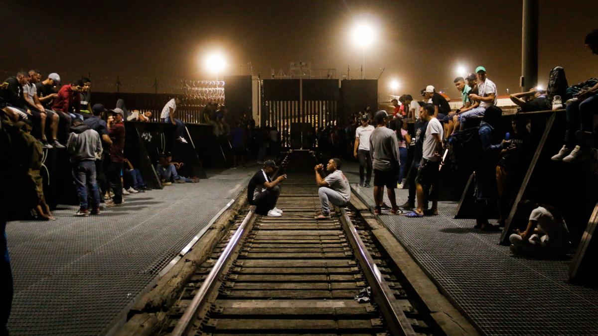 Alcalde de El Paso advierte que la región está 'en un punto de quiebre' por aumento de migrantes