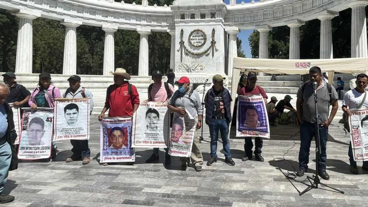 Padres de normalistas se concentran en el Hemiciclo a Juárez en protesta pacífica