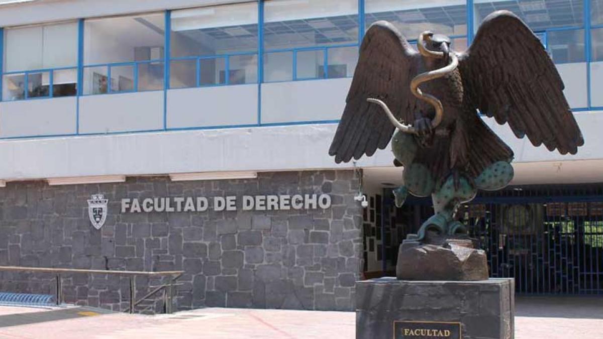 Facultad de Derecho dicta medidas urgentes de protección por comentarios contra directora de Ciencias Forenses