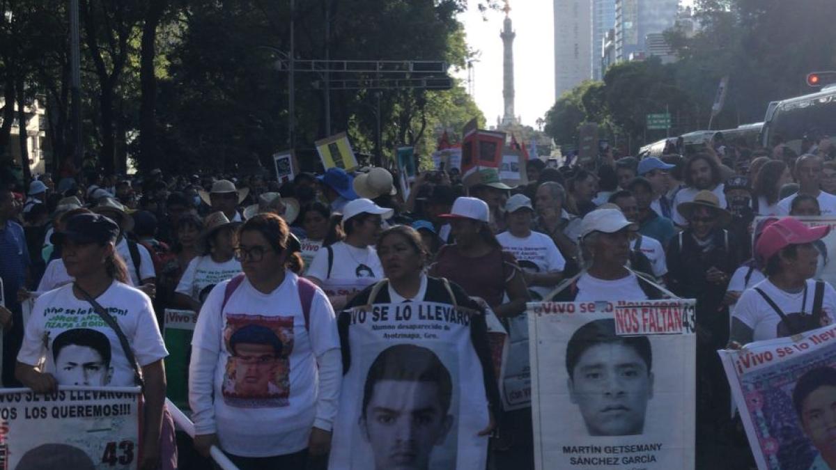 Acusa AMLO petición de familiares de normalistas para no hablar más del caso Ayotzinapa