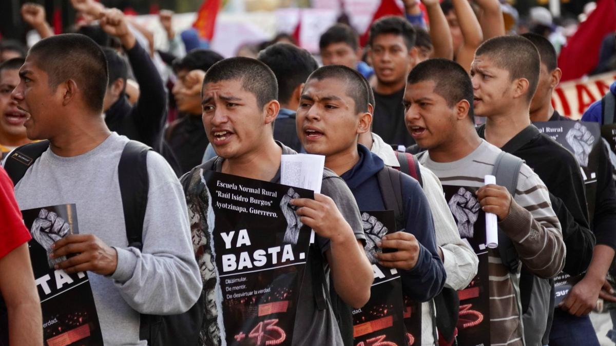 Caso Ayotzinapa: A 9 años, padres de los 43 normalistas desaparecidos claman justicia