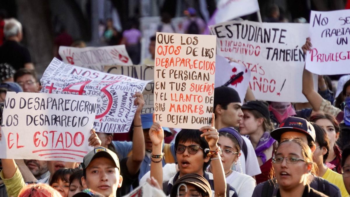 Padres de los 43 anuncian que pedirán ayuda de organismos internacionales 'para enfrentar al Gobierno'