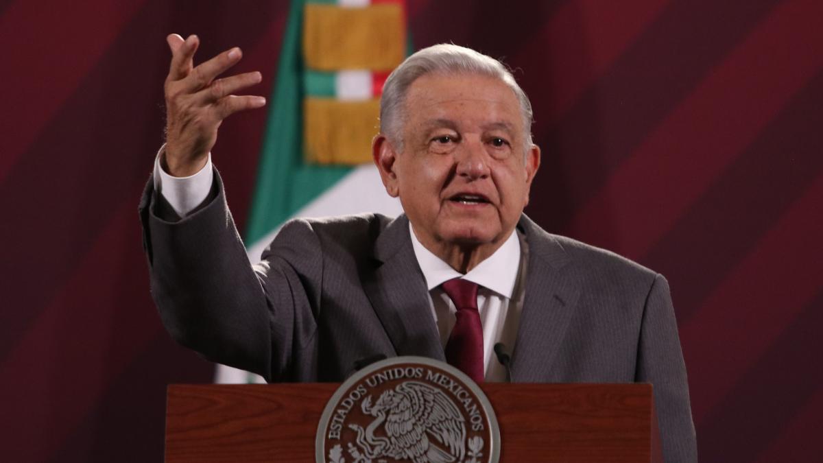 AMLO pide no usar caso Ayotzinapa contra Harfuch, éste libra filtro