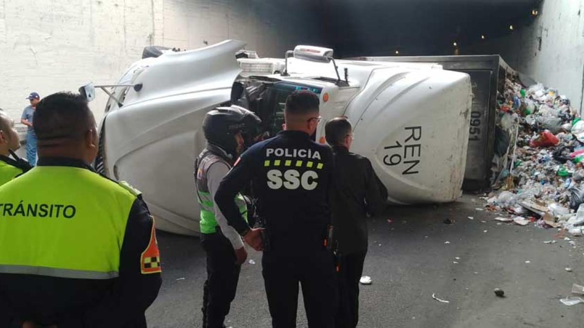 Tráiler con basura se vuelca en el Eje 8 Sur, en la alcaldía Benito Juárez