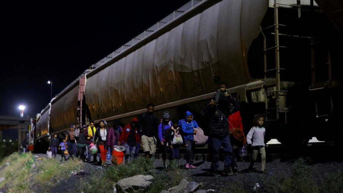 Migrantes a bordo de trenes de carga en México quedan varados a kilómetros de EU