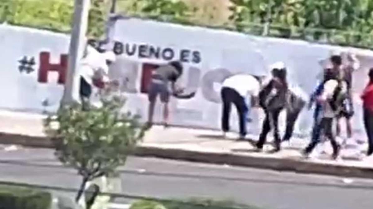 Captan a simpatizantes de Clara Brugada borrando barda de Omar García Harfuch en Coyoacán │ VIDEO