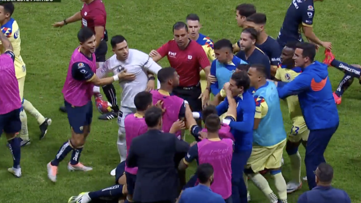 América vs Pumas: Se vacían las bancas en el clásico capitalino y hay empujones entre todos (Video)