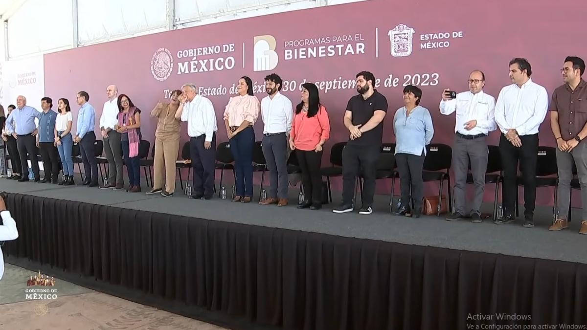 VIDEO | AMLO besa mano de Delfina Gómez y de Sandra Luz, tras acción de la alcaldesa de Tecámac