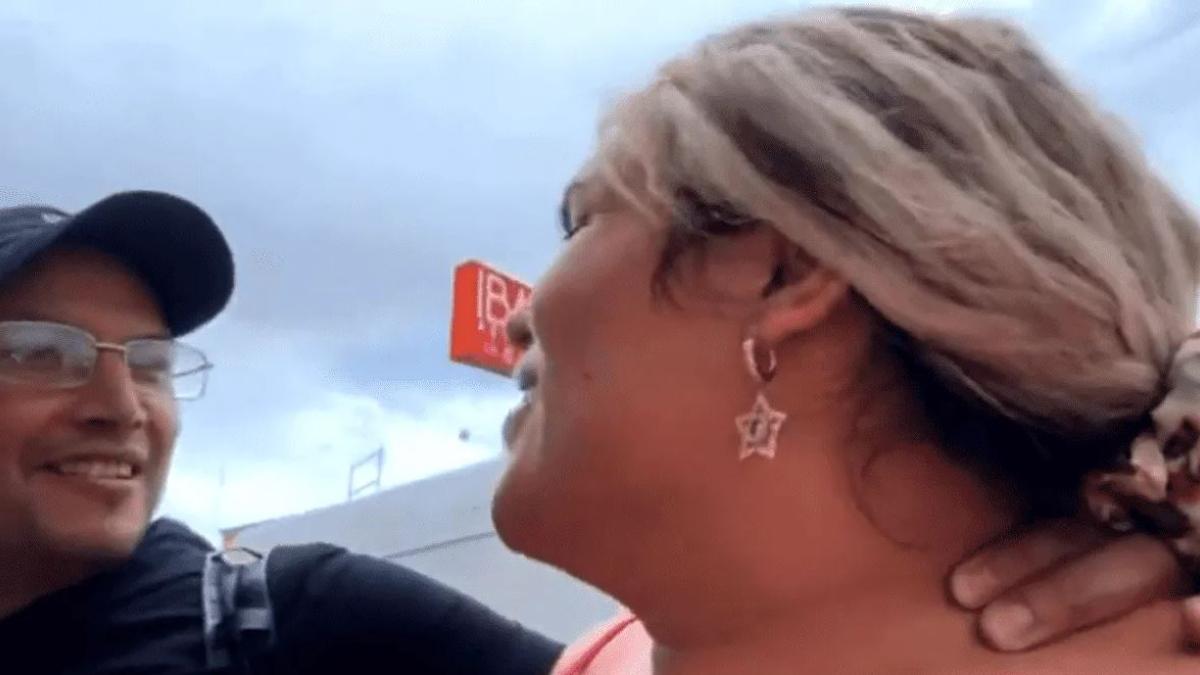 Wendy Guevara es acosada por fan en la calle; la agarra del cuello y le dice 'dame un beso' (VIDEO)