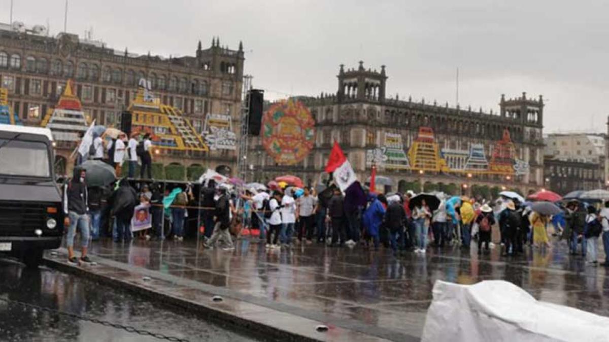 2 de octubre: Contingentes llegan al Zócalo; 'Bloque negro' lanza petardos contra vallas de Palacio Nacional