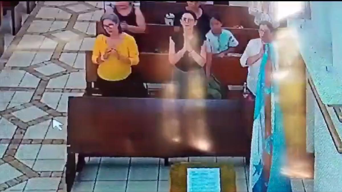 VIDEO | ¡Al infierno! Madre e hija fingen rezar y roban cartera en plena misa