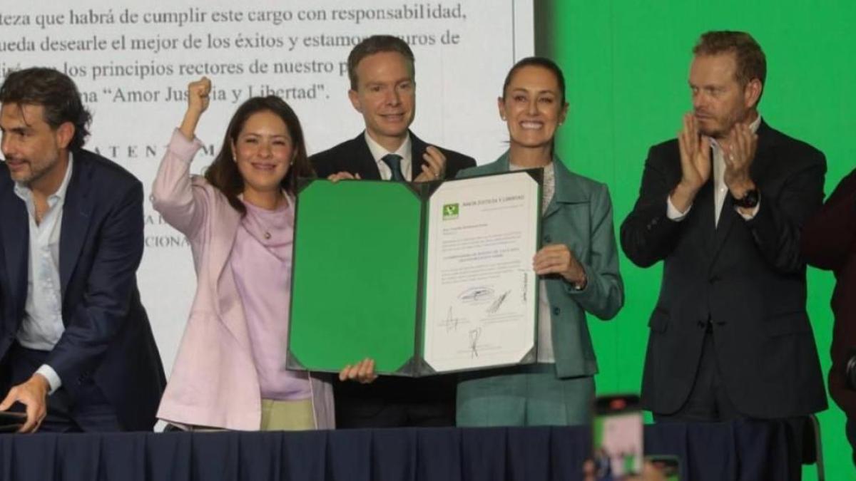 Claudia Sheinbaum recibe constancia del Partido Verde como coordinadora Nacional de la Defensa de la 4T