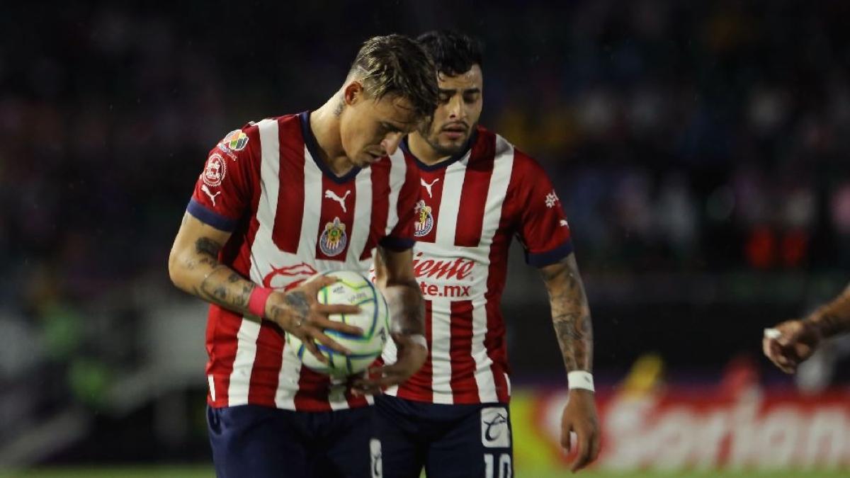 Chivas confirma reincorporación de Alexis Vega y 'Chicote' Calderón tras indisciplinas