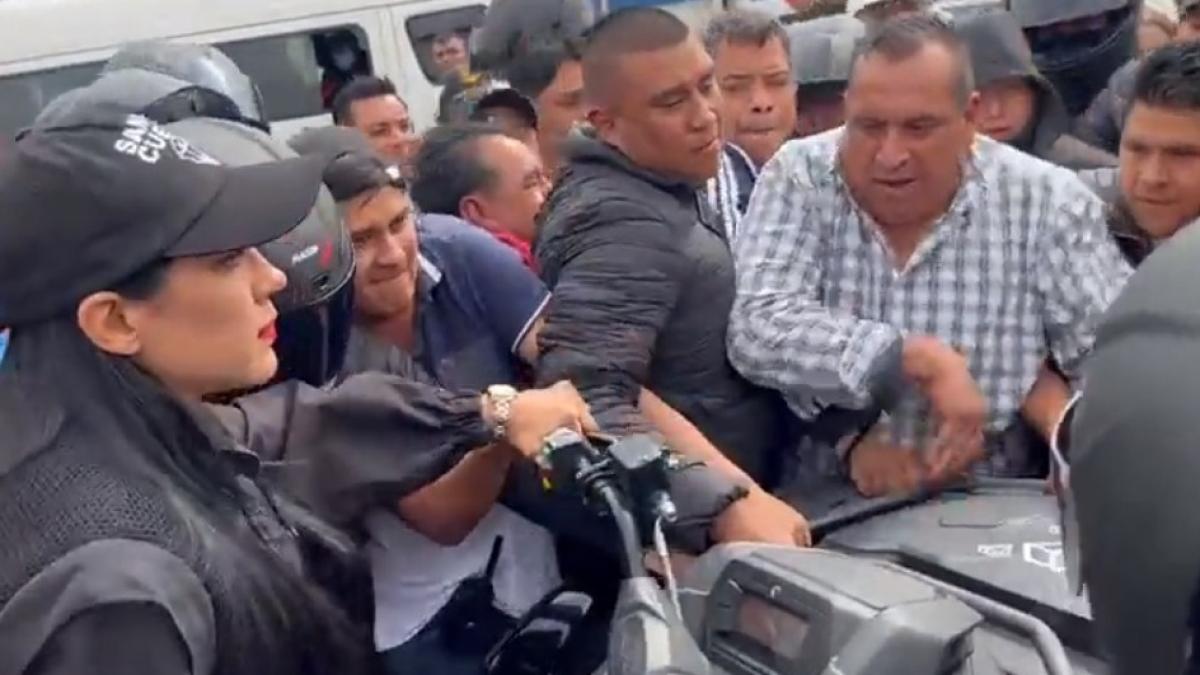 '¡No me voy a ir!': Sandra Cuevas denuncia agresión en la Central de Abasto | VIDEO