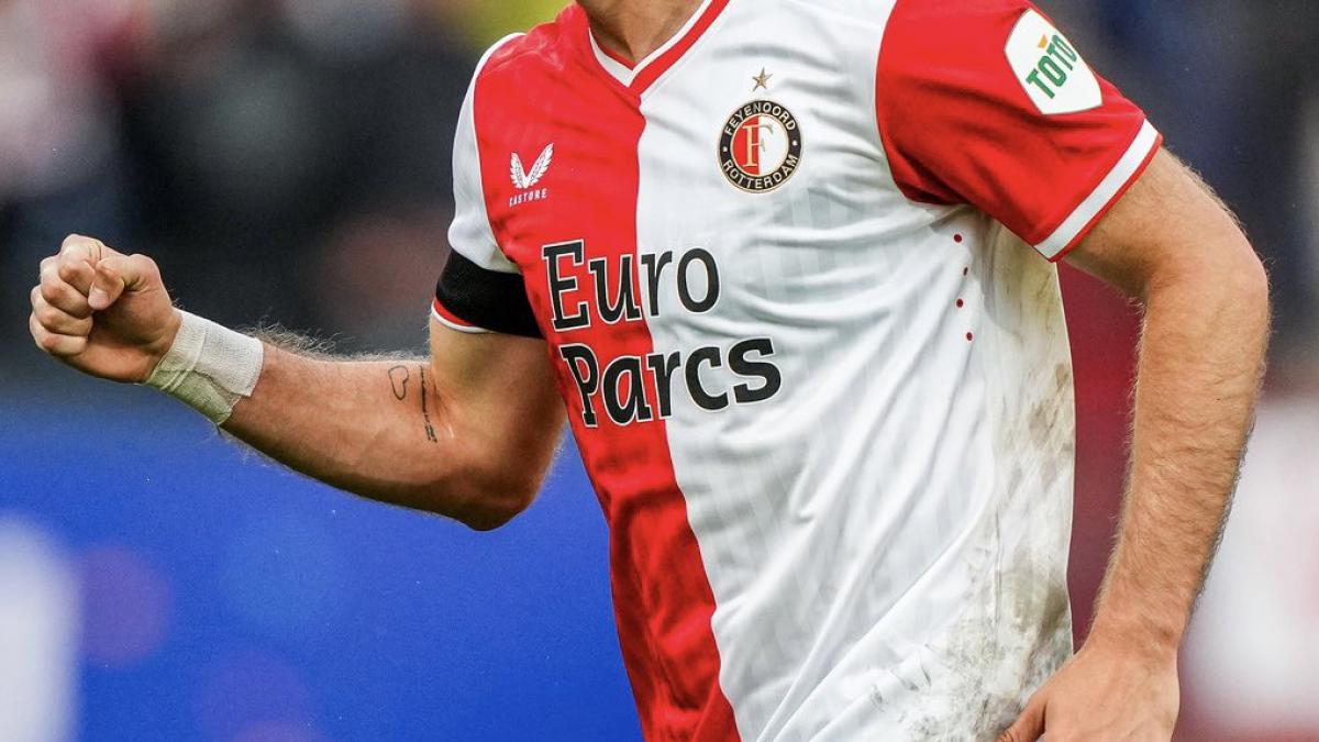 Santiago Giménez podría romper un récord histórico en diciembre para el Feyenoord; algo inusual