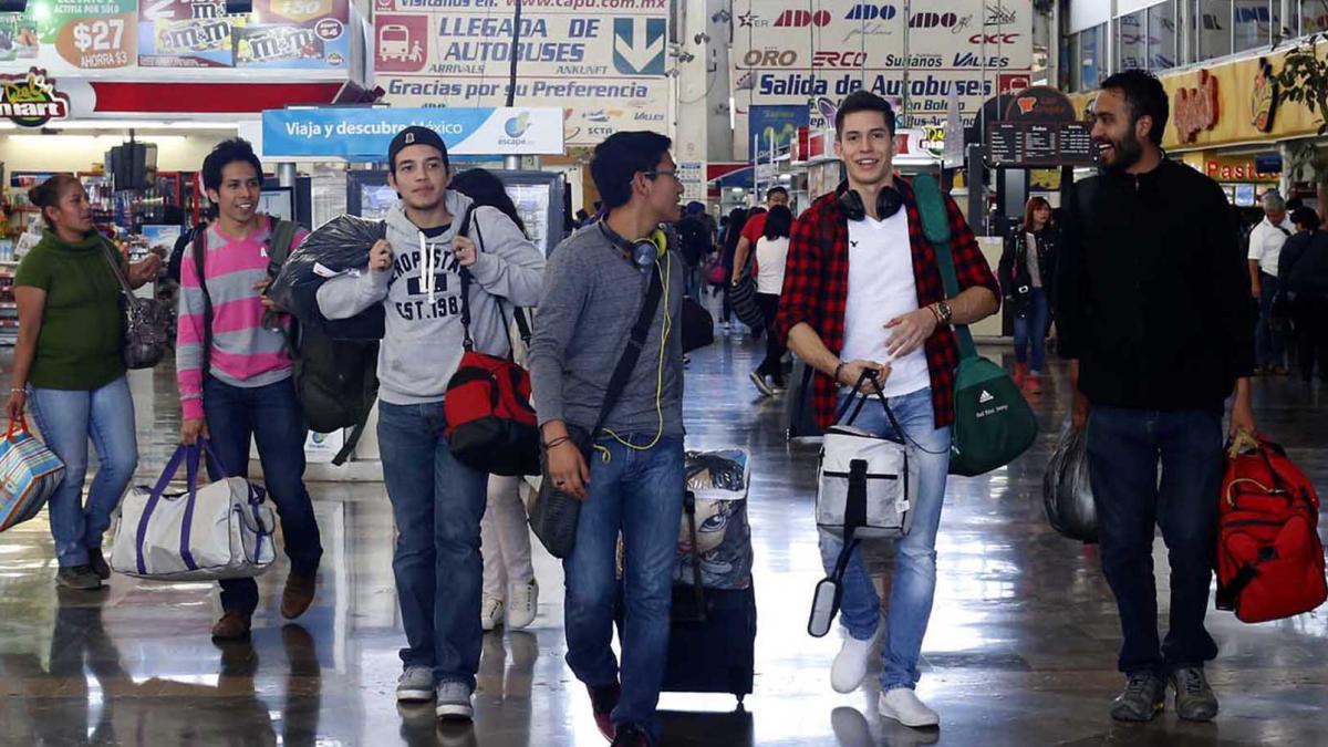 Esto deben hacer los estudiantes de prepa y universidad para viajar pagando 50% en todo México