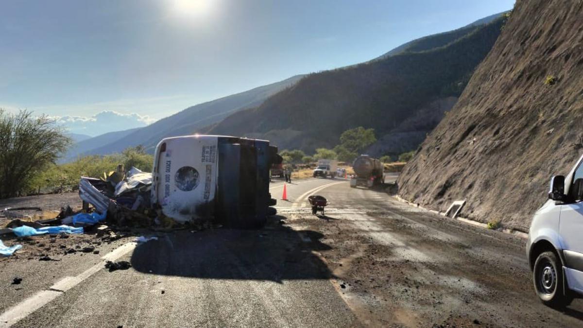 Accidente en autopista de Oaxaca deja 18 personas muertas; eran migrantes, reportan