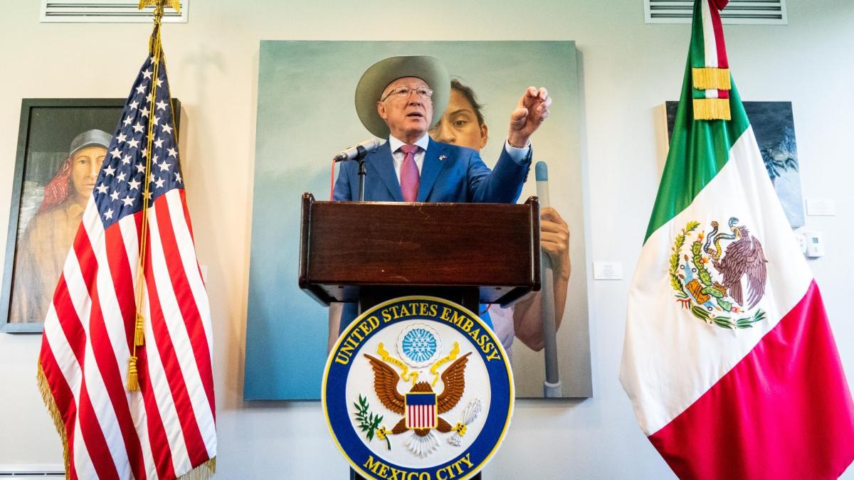 Ken Salazar advierte que no se puede distraer relación EU-México, ‘por un pedacito aquí o allá’ de muro fronterizo