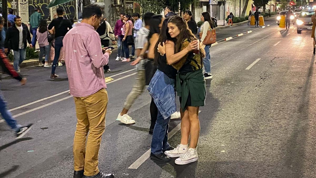 En IMÁGENES, así reaccionó la gente al sismo magnitud 6.0 de esta noche en la CDMX