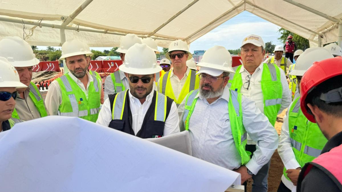 Jorge Nuño supervisa obras en autopista Barranca Larga-Ventanilla y en aeropuerto Puerto Escondido